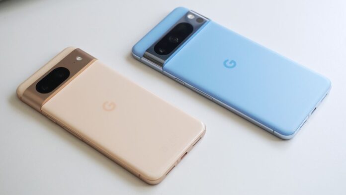 En beige Google Pixel 8 og en blå Pixel 8 Pro ligger på et hvitt bord.