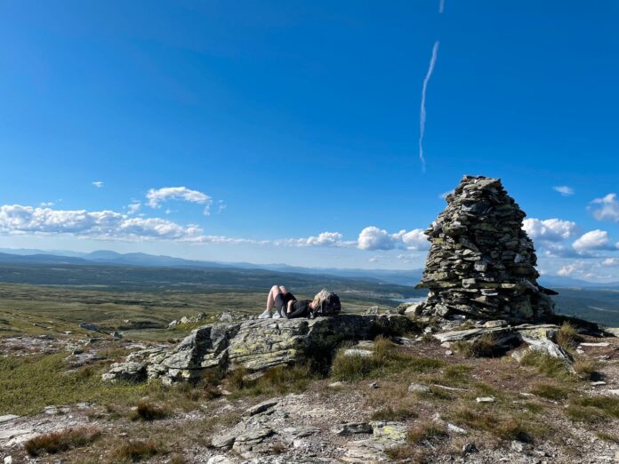 Snø på fjellet i juli! En kjølig værtype preger landet, og de som skal på topptur, må regne med hvit nedbør.