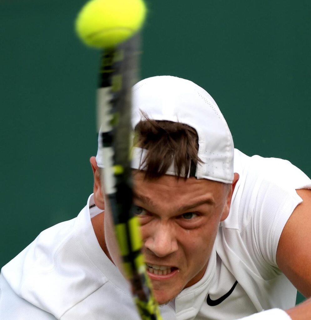 Holger Rune i stjernekrangel med Boris Becker etter seier i første runde i Wimbledon