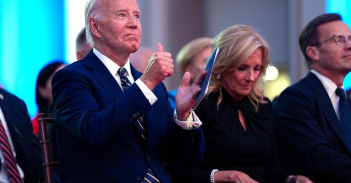 President Joe Biden satt sammen med førstedame Jill Biden og Sveriges statsminister Ulf Kristersson da Nato tirsdag feiret 75 år.