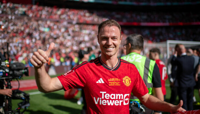 Jonny Evans forlenger kontrakten med Manchester United til 2025.