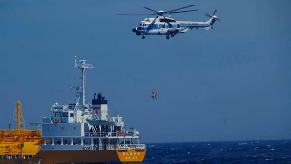 Her blir en kvinne reddet etter å ha vært strandet på havet i 36 timer.