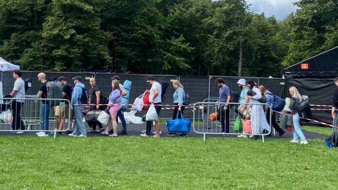 Folk strømmer inn på malakoffcampen