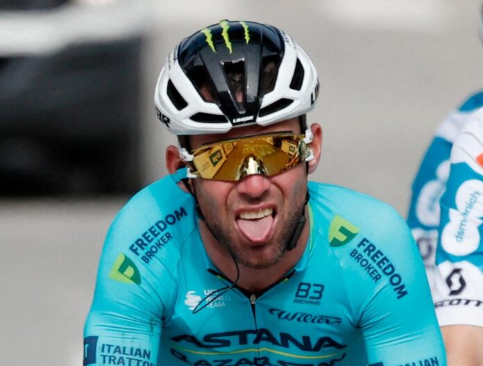 Mark Cavendish bøtelagt i Tour de France etter ulovlig manøver