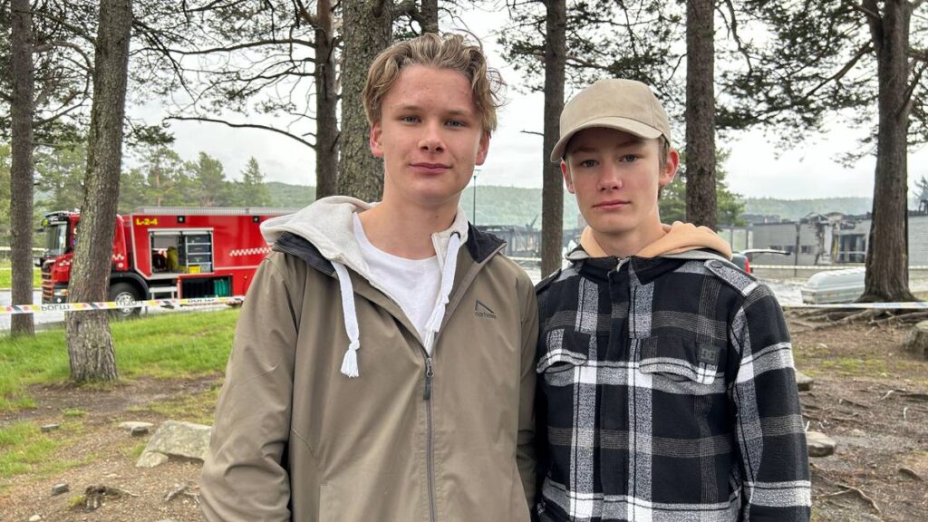 Olav Bakkegard og Daniel Hermansen foran en brannbil.