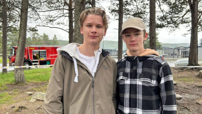 Olav Bakkegard og Daniel Hermansen foran en brannbil. 