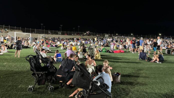 Det brenner på Kos. Folk er blitt evakuert til en fotballbane fordi hotellet ikke lenger er trygt. 