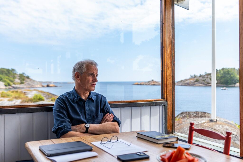 Jonas Gahr Støre tilbringer noen sommerdager på hytta bestefaren kjøpte på 1950-tallet.