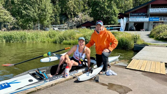 Olaf Tufte hjelper Birgit Skarstein