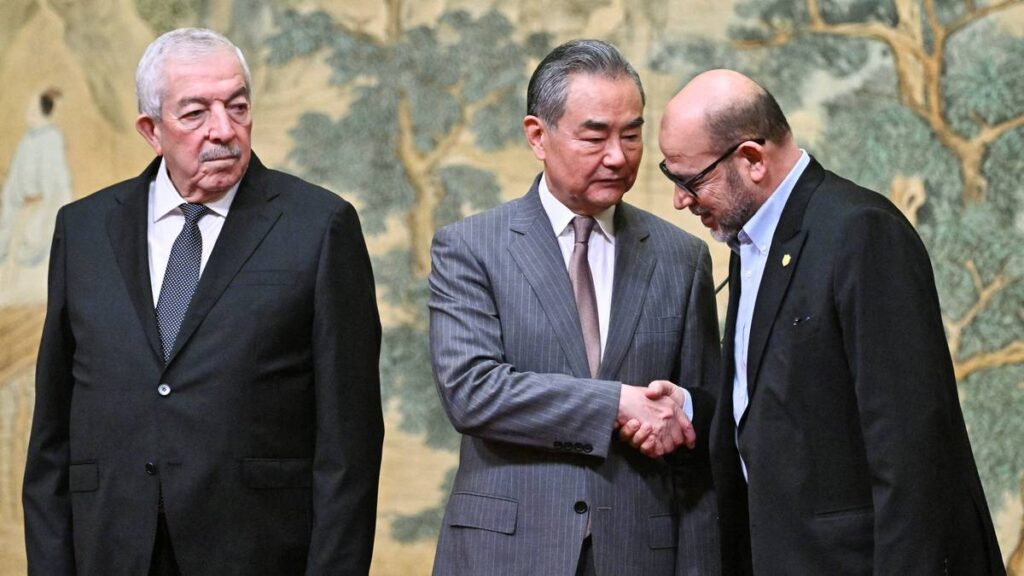 Nestleder i Fatah Mahmoud Al-Aloul, Kinas utenriksminister Wang Yi og Hamas-toppen Mussa Abu Marzuk i Beijing tirsdag.