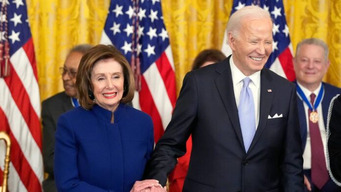 Nancy Pelosi med president Joe Biden i Det hvite hus i mai 2024.