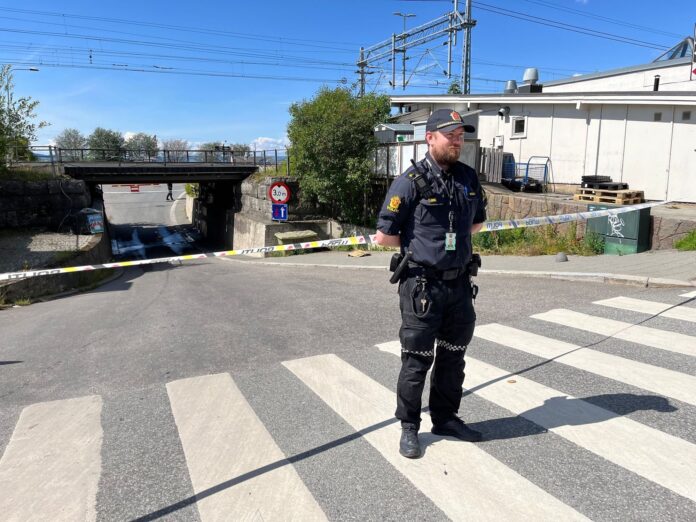 Politi, Hamar | Har sperret av område i Hamar sentrum – bombegruppa på veg