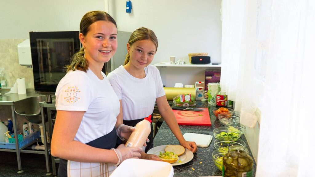 Siri Vesterheim Risbakken (15) og Mari Foss-Flobak (14)