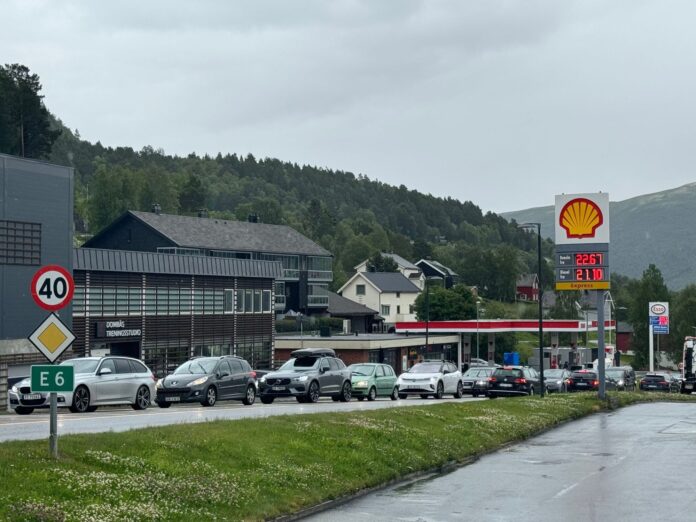 Trafikk, E6 | Lange køer på E6 forbi Dombås