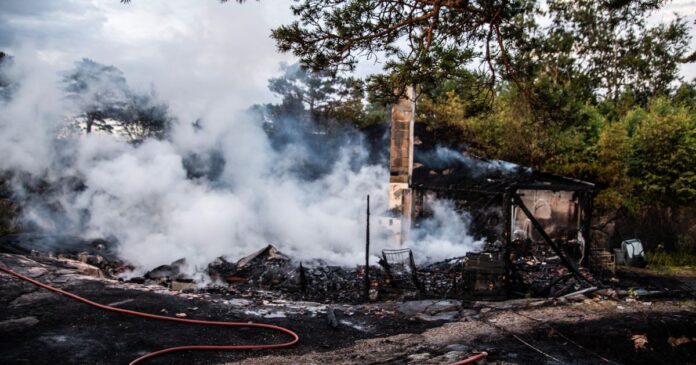 Tre personer til sykehus etter hyttebrann i Kristiansand