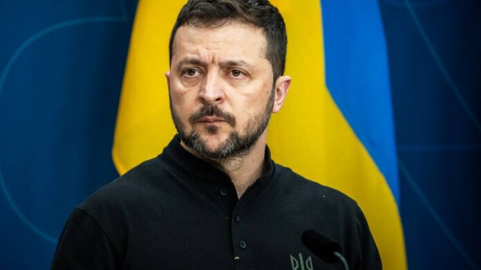 Portrettfotograf av Ukrainas president Volodymyr Zelenskyj der han ser alvorlig ut, fra da han besøkte Sverige tidligere i år. 