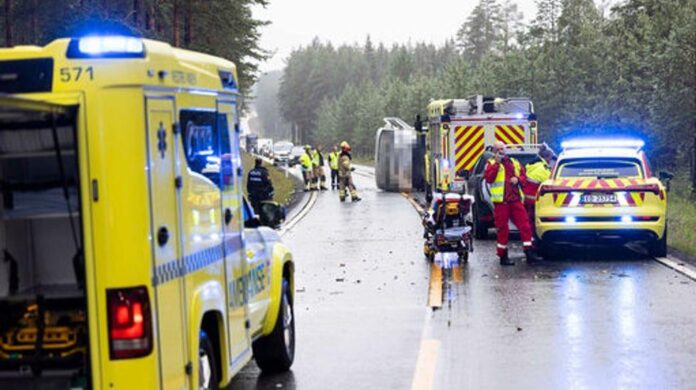 To alvorlig skadet i kollisjon mellom varebil og bobil i Ringerike