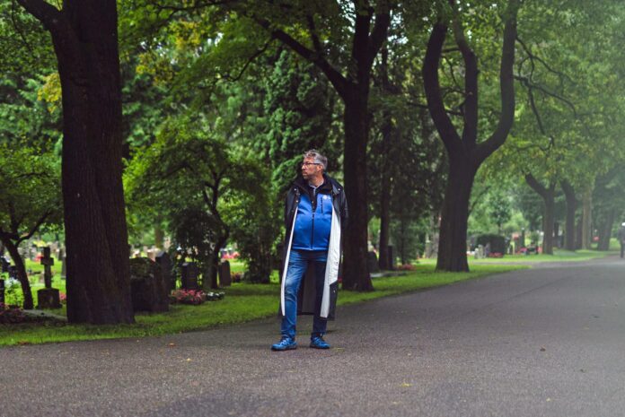 Jogging, yoga, hundelufting eller dobesøk. Hva er det egentlig greit å gjøre på gravlunden?